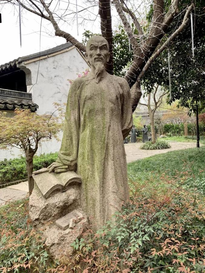 展陈部分,有吴敬梓画像,陈美林教授《儒林外史》研究论文的手稿,乾隆