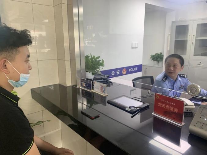 节日我在岗外滩旁有个派出所他们时刻守护着最美景色