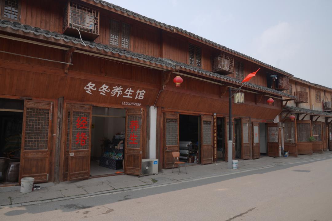 如今,它正在发生着改变, 一批独具地方传统特色的商铺已入驻