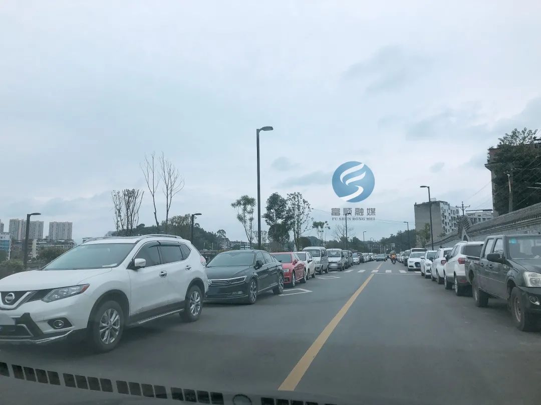 苦恼富顺滨江路车辆乱停乱放真让人