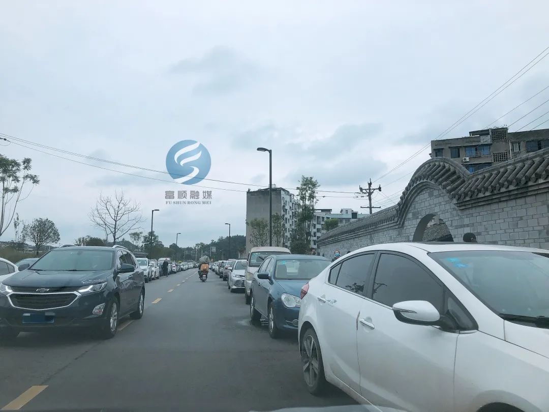 苦恼富顺滨江路车辆乱停乱放真让人