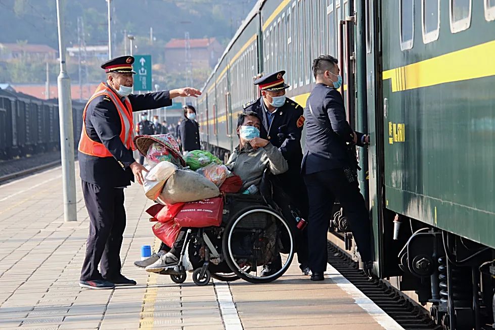 9月26日,宁武站,大同开往运城k7807次列车迎来一位特殊客人:"轮椅行者