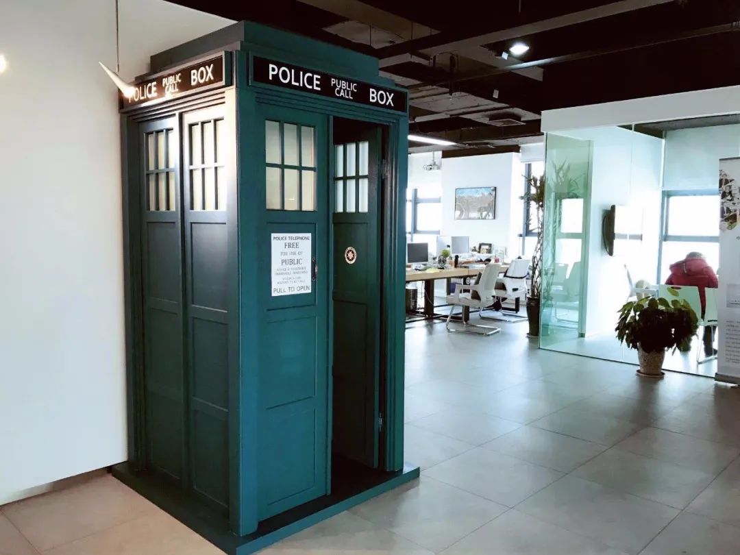 图/八光分里一台伪装成电话亭的"时光穿梭机"tardis