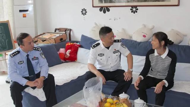 黄山市公安局党委副书记,副局长谢汉斌带队走访慰问歙县公安局