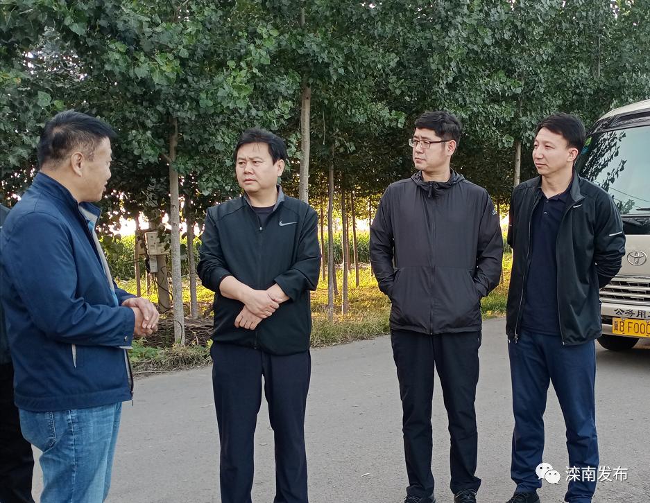 10月3日下午,县委书记艾文志赴宋道口镇现场督导气代煤工程.