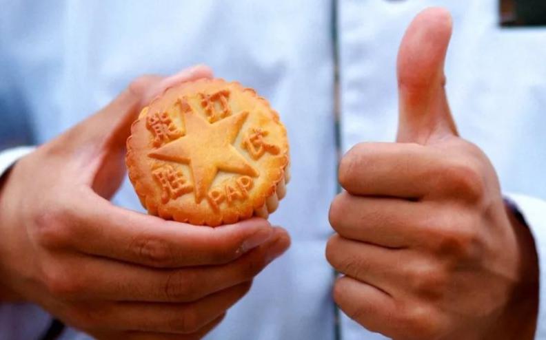 了军营吃货们定制口味部队专属强军月饼匠心独制兵哥自制军营牌月饼