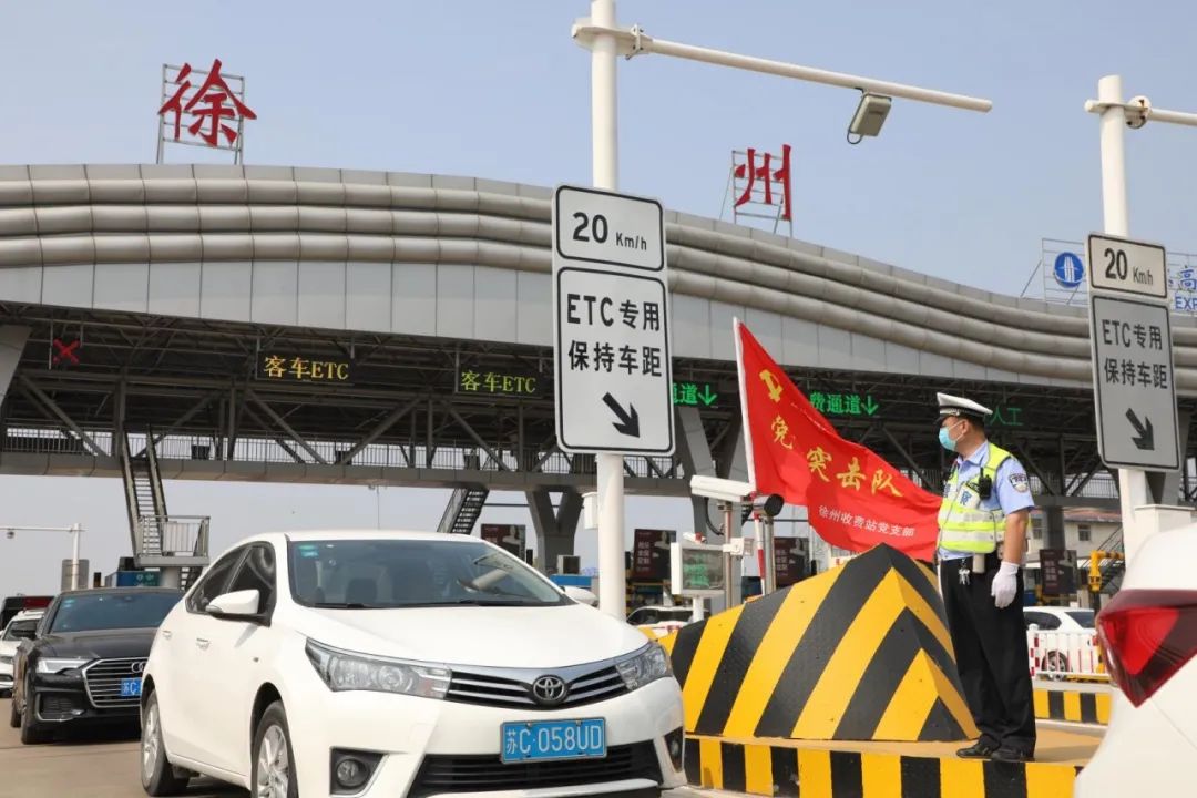 一大早,潘塘高速入口迎来车流高峰.