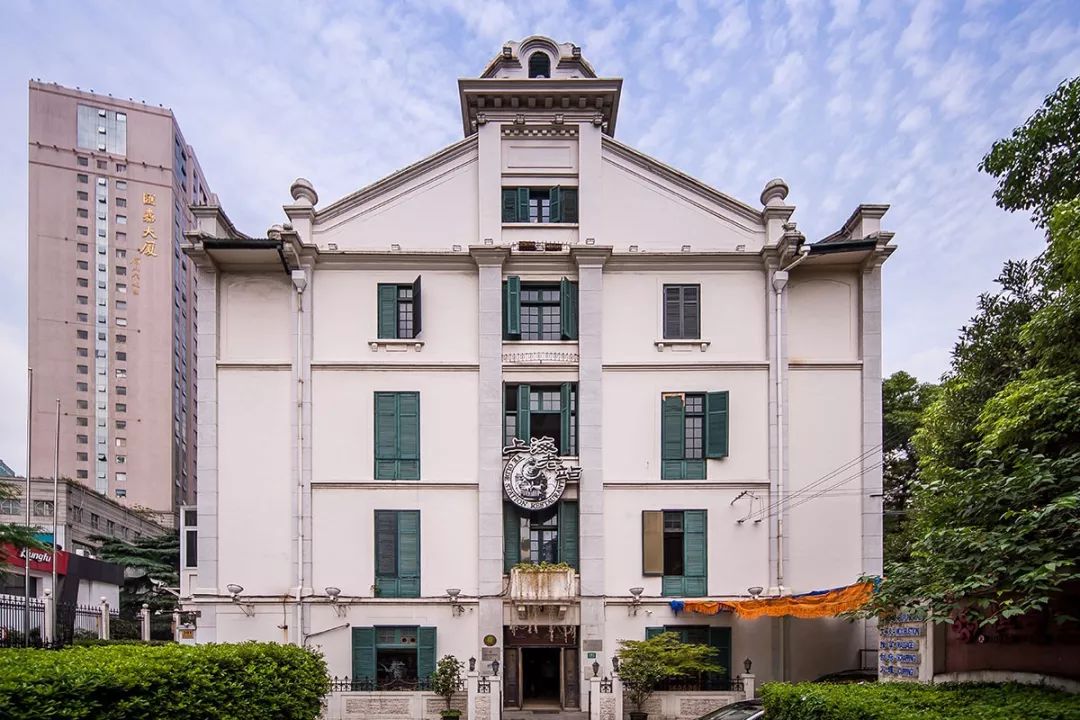 徐家汇地铁站2号出口旁徐家汇源游客中心为市民游客提供景区咨询导览