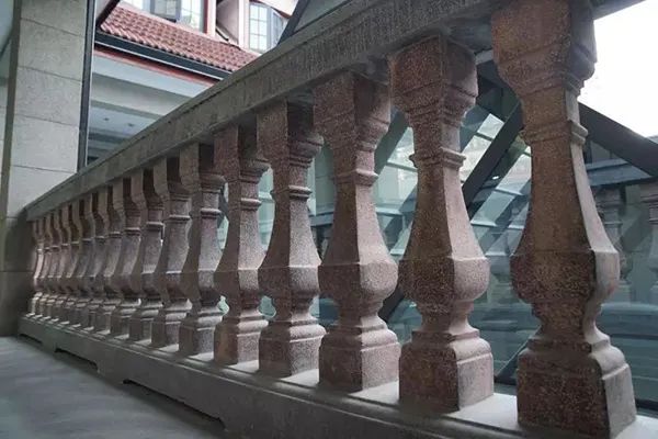 依样重新制作已损毁的宝瓶栏杆