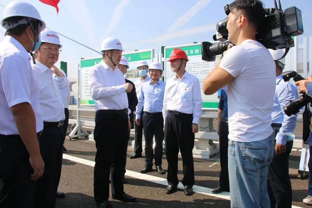 武汉市长周先旺一行到青山长江大桥调研