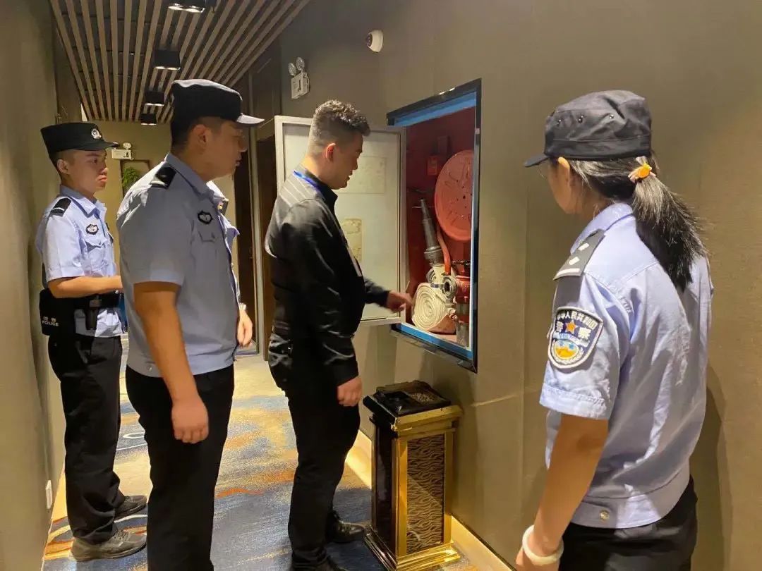 迎国庆·暖中秋 | 守护这座城市的最美“夜警”_澎湃号·政务_澎湃新闻-The Paper