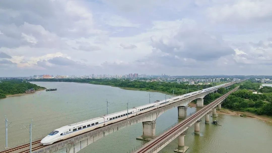 坐着高铁看中国壮美广西一起打卡邕北高铁