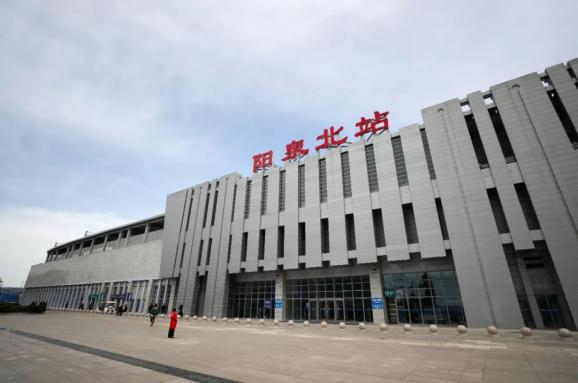 9:45,d1634次列车到达阳泉北站.旅客鱼贯上车,去往石家庄方向.