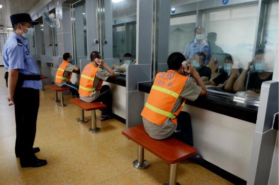 在江门监狱会见现场,超百名罪犯与家属实现隔透明装置电话会见