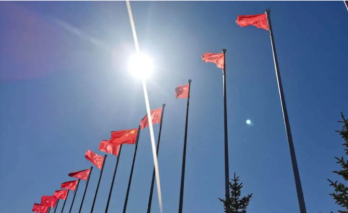 正蓝旗节日氛围浓厚 国旗飘飘满眼中国红