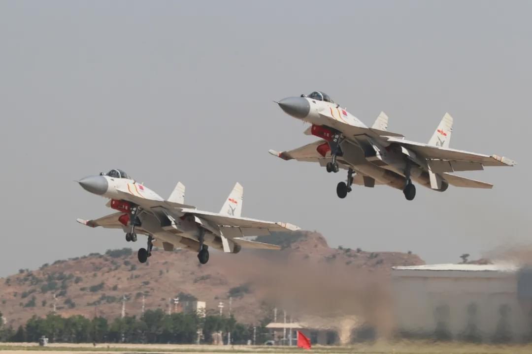 大强度,多科目展开一场实战背景下的整齐列阵,梯次起飞数架歼-15舰载