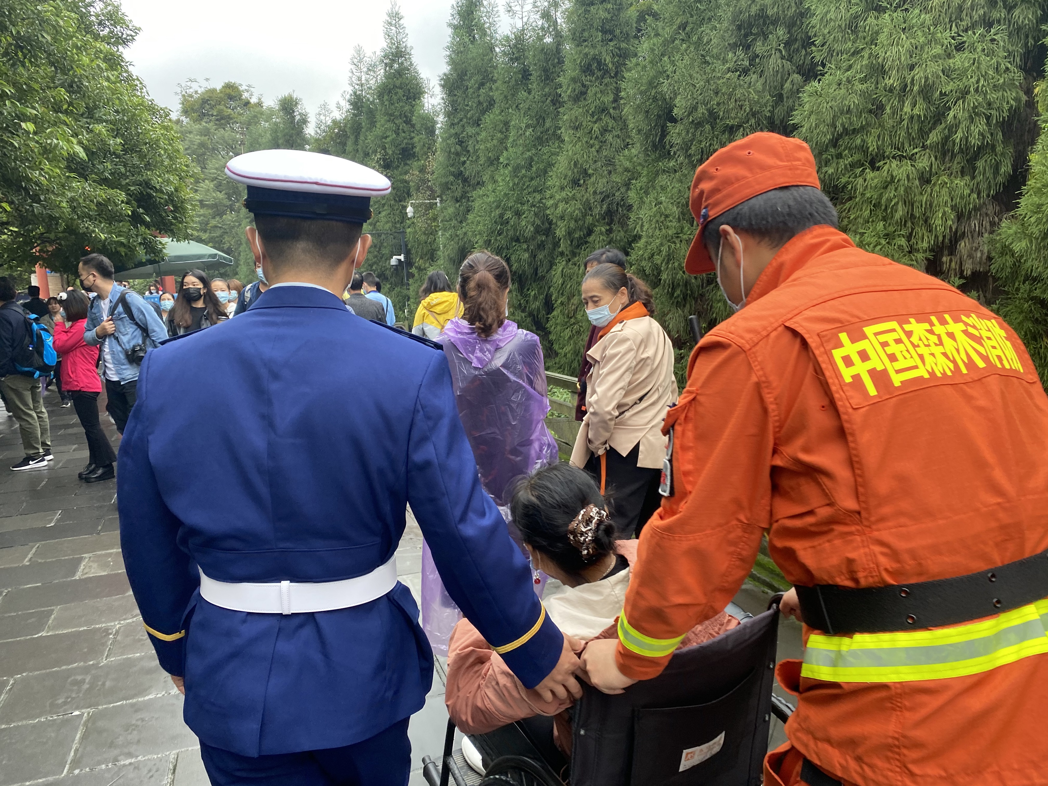 60岁老人在景区摔倒森林消防员紧急救助背出景区