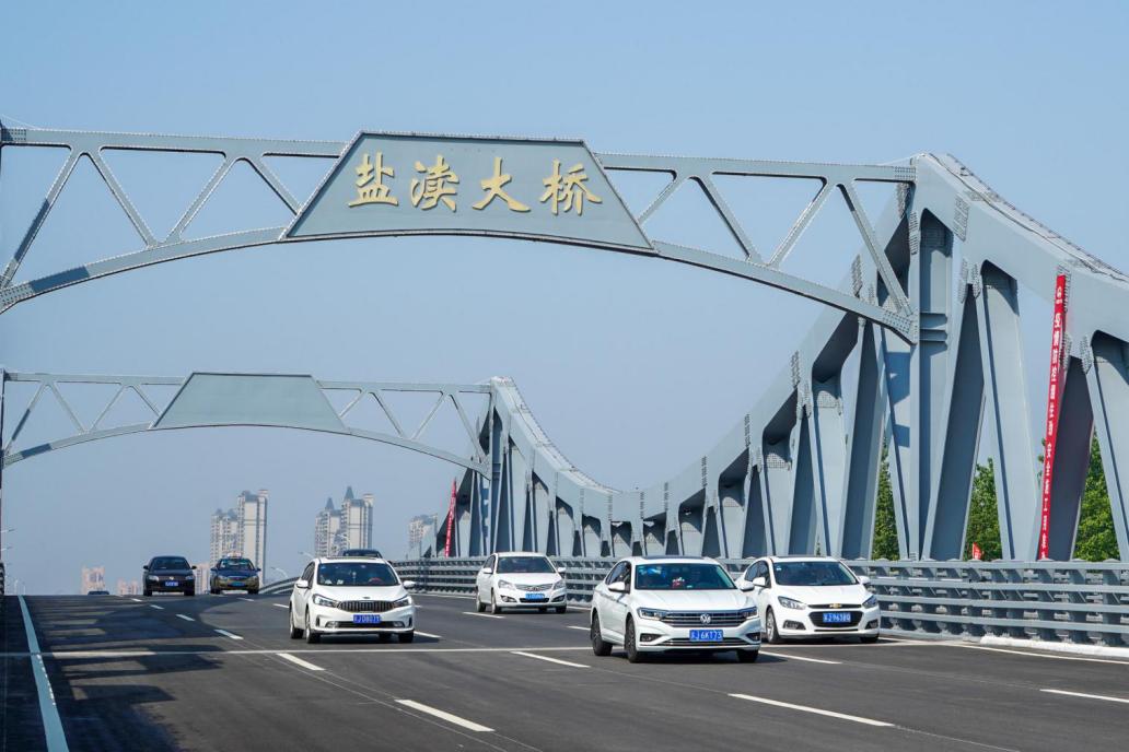 鳞次栉比熠熠生辉的电视塔直插天空前方楼宇的倒影尽现河面或远或近