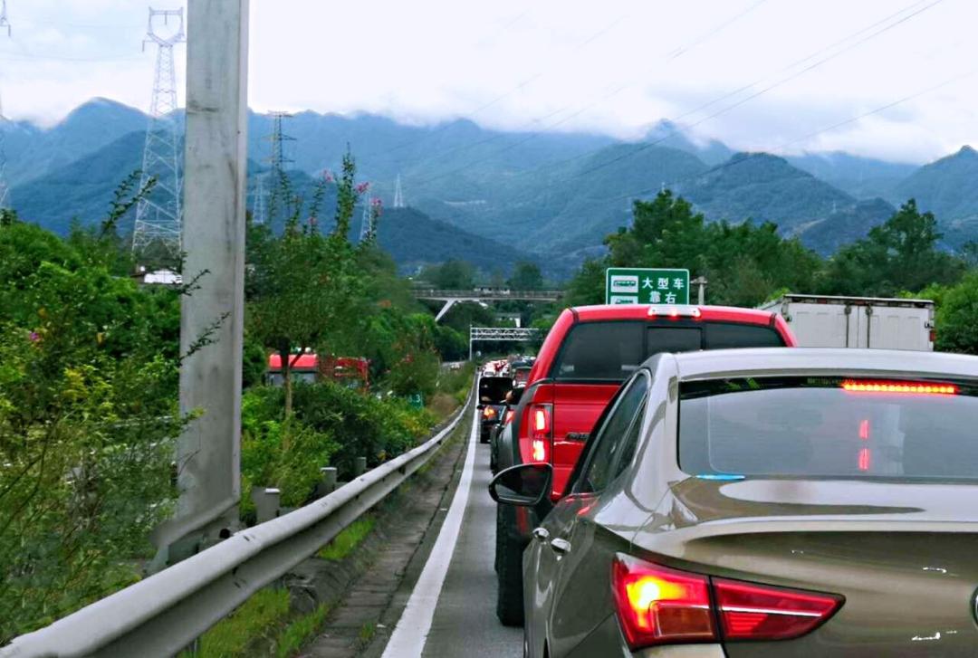 万云高速上发生严重车祸多车连环相撞现场触目惊心附视频
