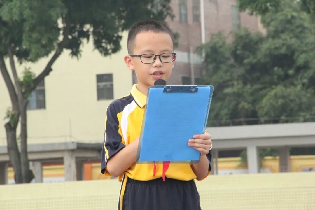省三水所)国旗护卫队走进大塘镇永平小学和小朋友们一起参加升旗仪式