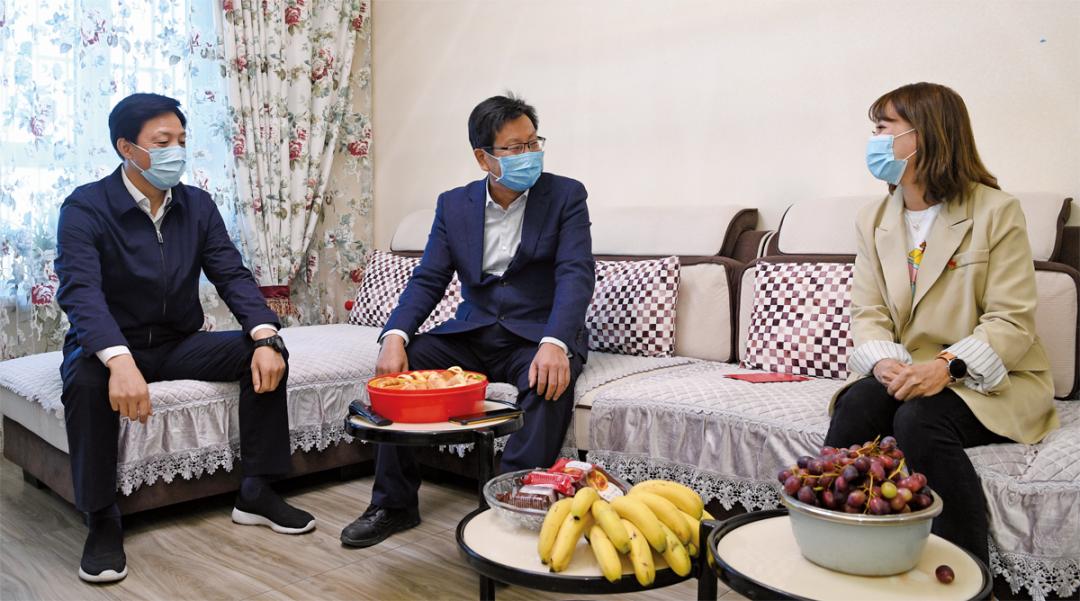 当天上午,赵文泉先来到市民族团结进步模范个人伊克拉木·克依木家中