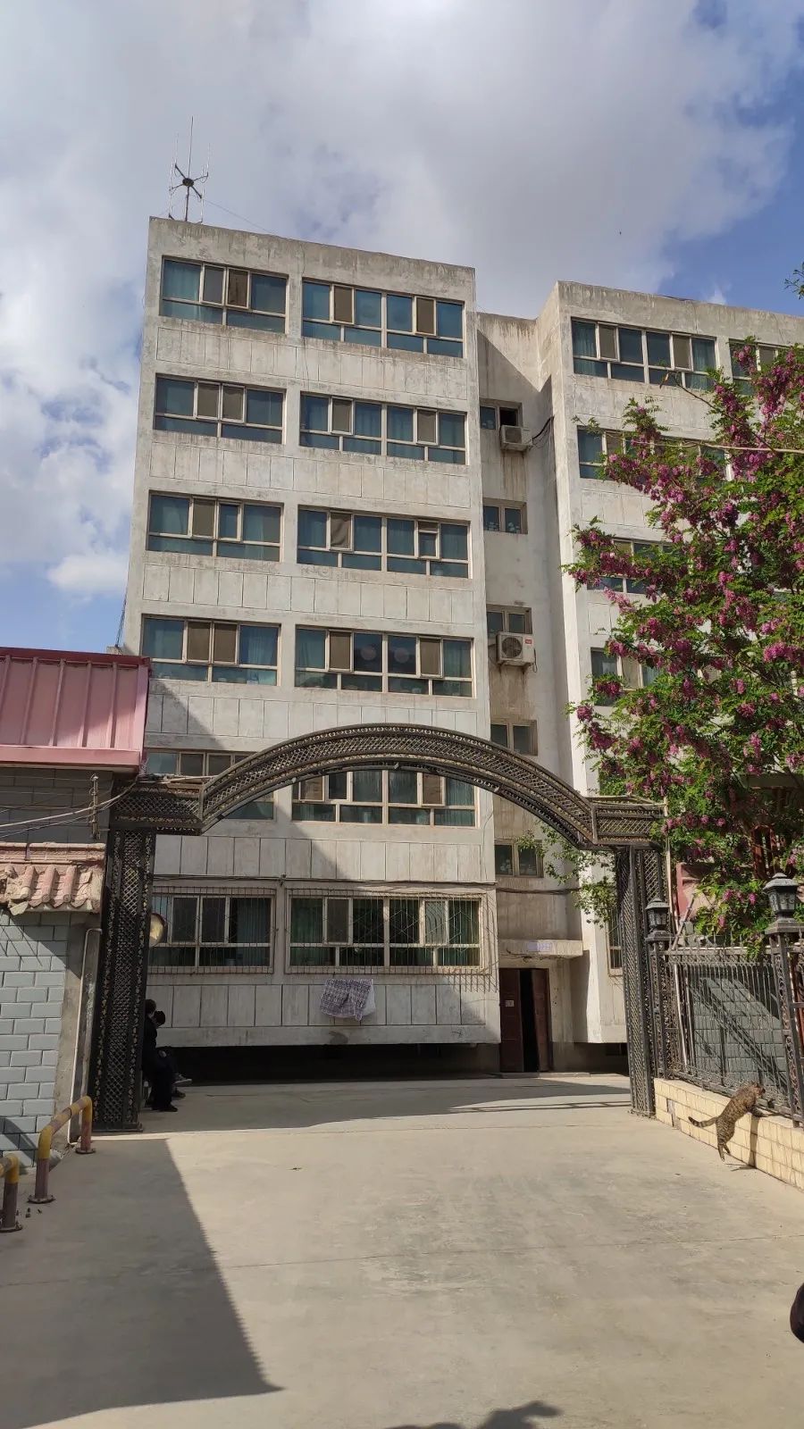 建年:2012年1号楼3单元601号住宅喀什市疏勒县左岸小区24176