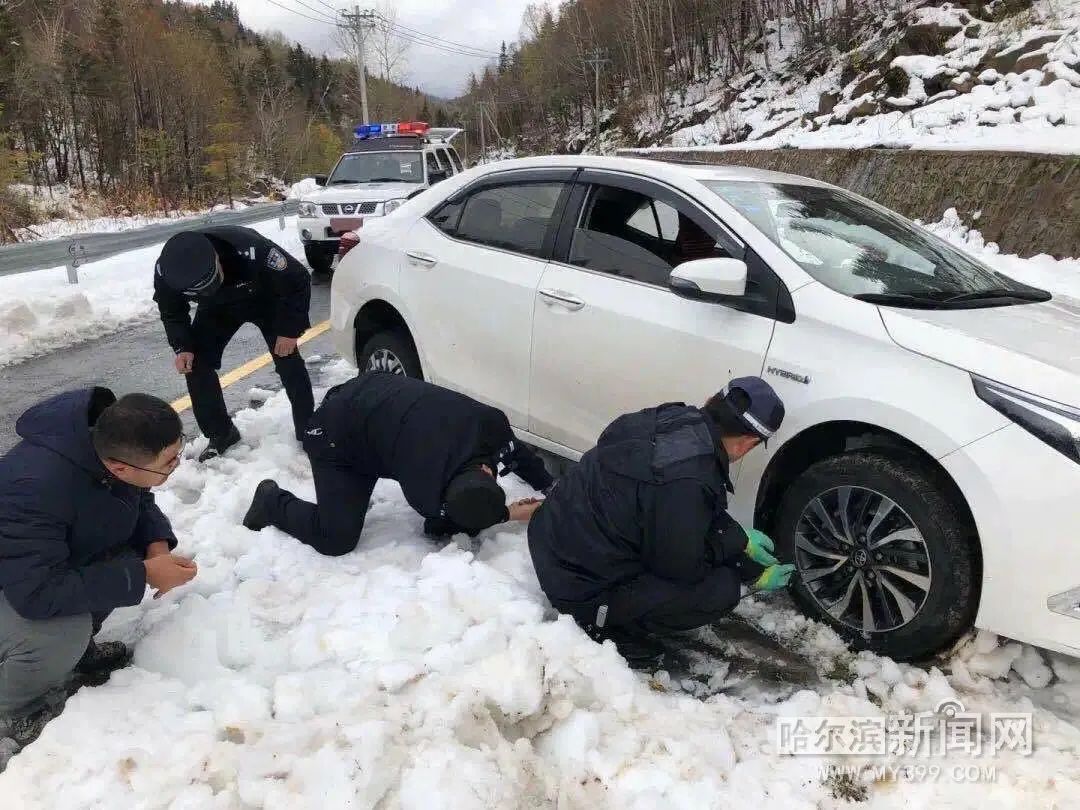 紧急救援丨亚雪公路突降暴雪多辆自驾游车辆抛锚