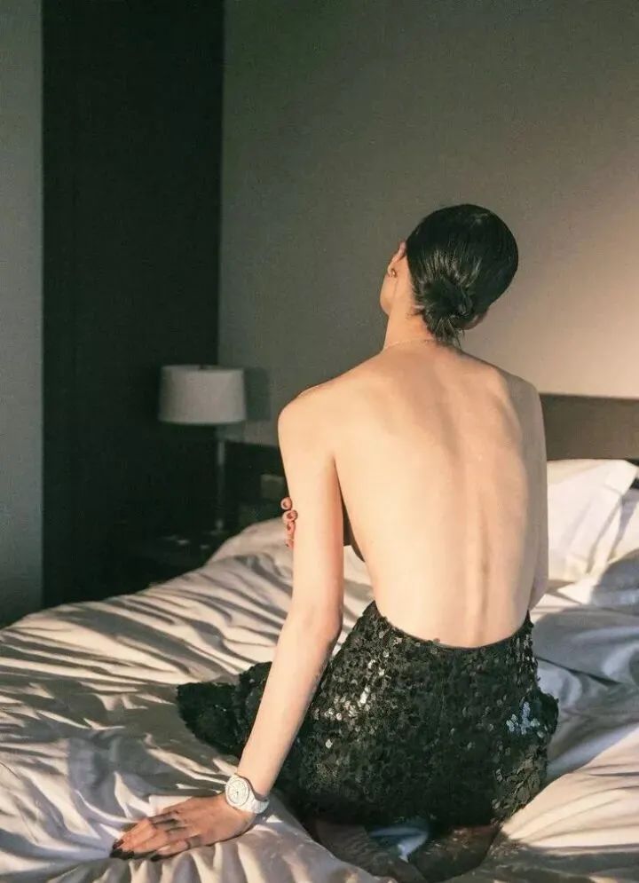 背部光滑,无痘痘等瑕疵美背一定要是白皙光滑的,触感如同蛋白版顺滑.