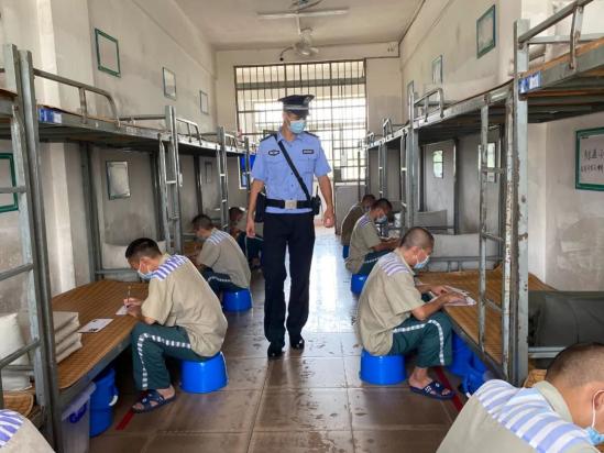 江门监狱执勤警察在监舍组织开展写家书活动,让罪犯写下对家人的思念
