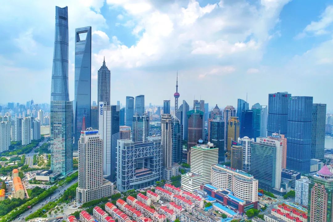 5公里,宽100米的道路串连着陆家嘴金融贸易区,新上海商业城及花木行政