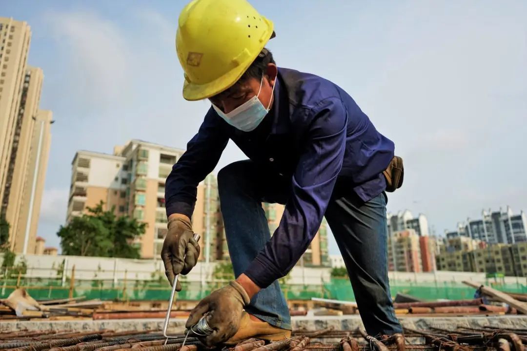 在工地上挥洒汗水的建筑工人