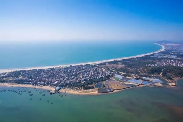 南山海旅游区位于广东省阳江市阳西县上洋镇南山海村,这里是一座小