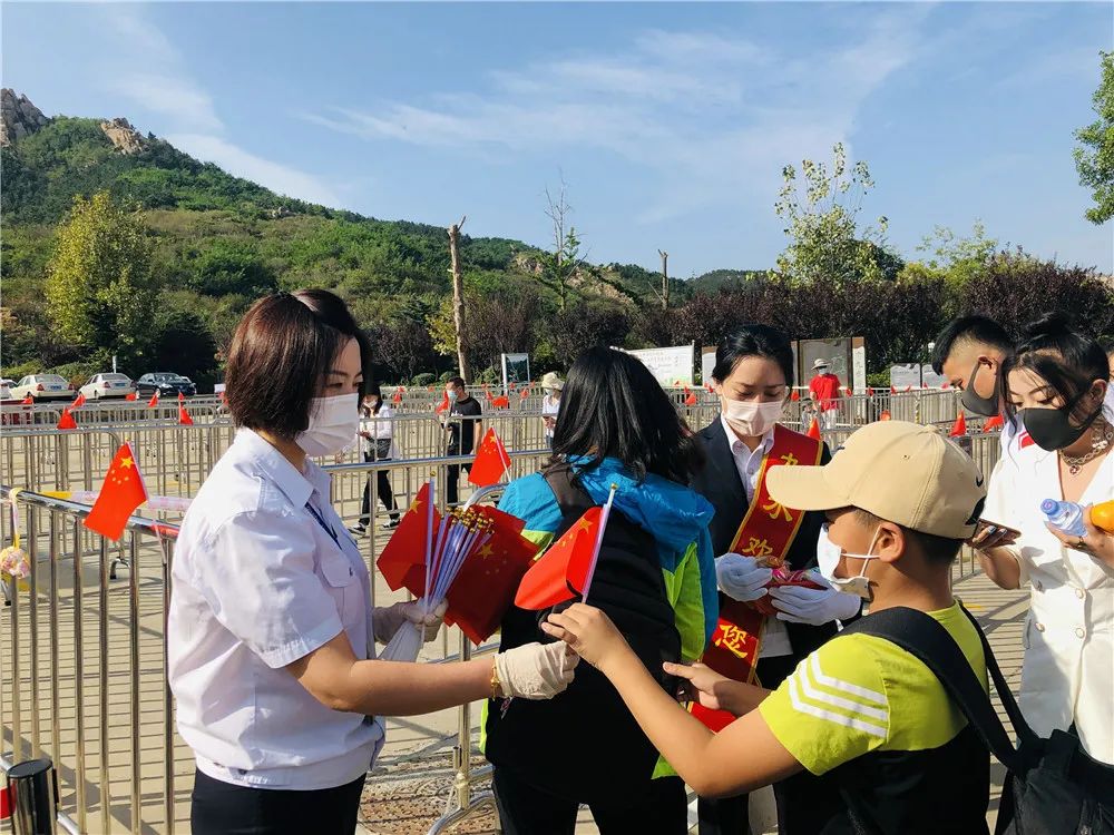 倡导文明服务,积极引导广大游客和旅游从业人员自觉遵守文明旅游公约