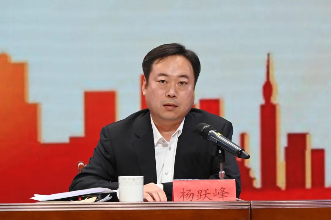 县长杨跃峰主持会议会上,政府副县长谢克庆传达了新区征迁安置动员
