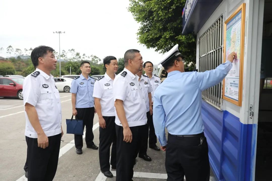10月6日,省公安厅党委委员,副厅长林伟雄一行到我市检查督导国庆中秋"
