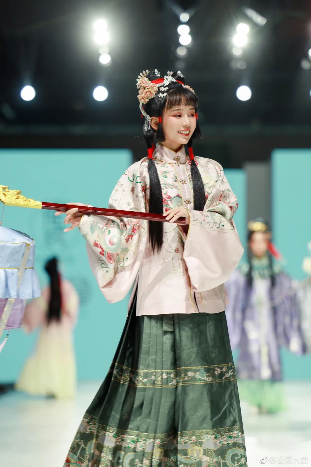 汉服走秀因吵架火上微博热搜热爱岂能用钱赔偿