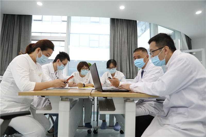 10月4日,重症医学中心主任谢波和同事们在新医院开会商量转运细节.
