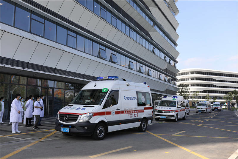 10月5日,负责转运的救护车队抵达新医院.