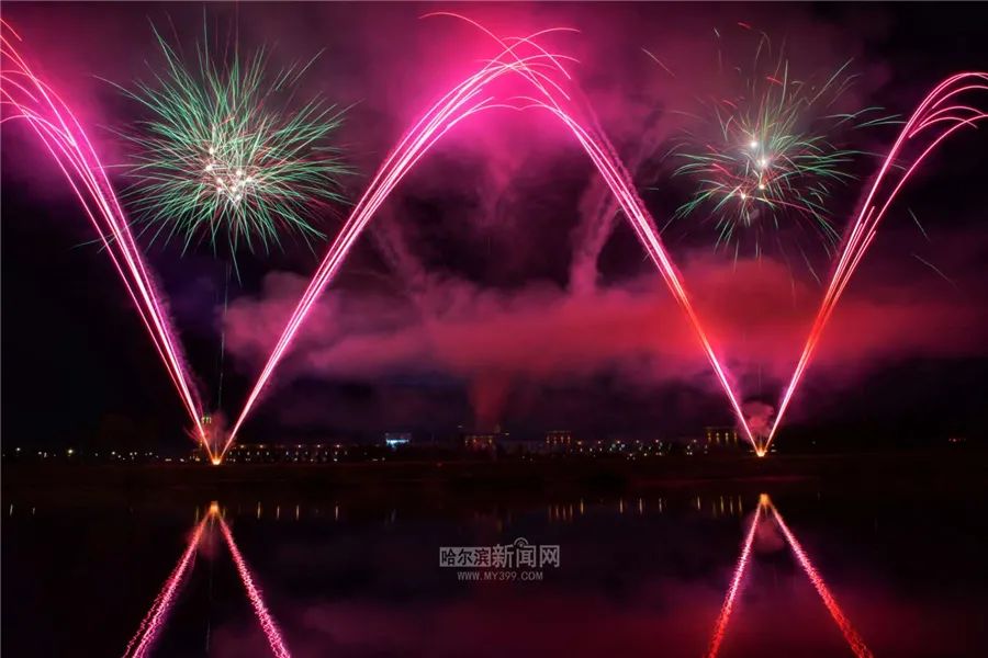 10月7日晚,江北,枫叶小镇举办了"十一"长假期间,最后一场烟花秀.