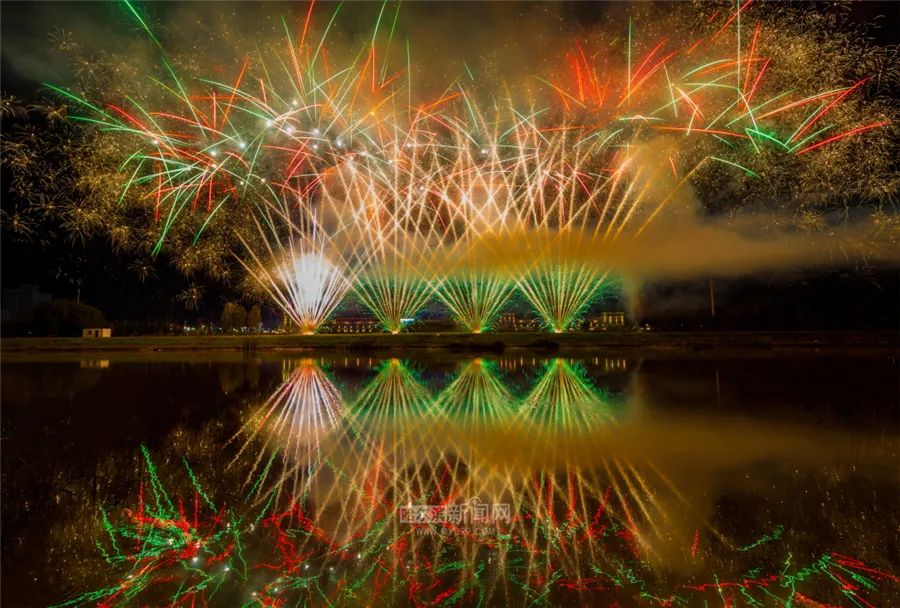 10月7日晚,江北,枫叶小镇举办了"十一"长假期间,最后一场烟花秀.