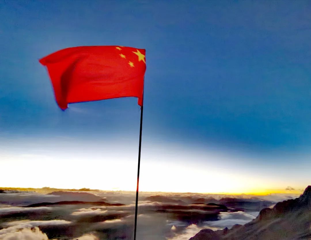 为祖国庆生五星红旗飘扬在玉龙雪山4680上空