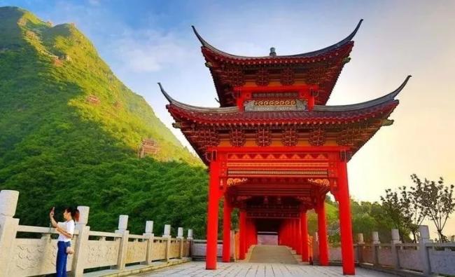 台云之门广场云之门新城的傍晚座落在背峰山下大渡河畔的东风新城秋风