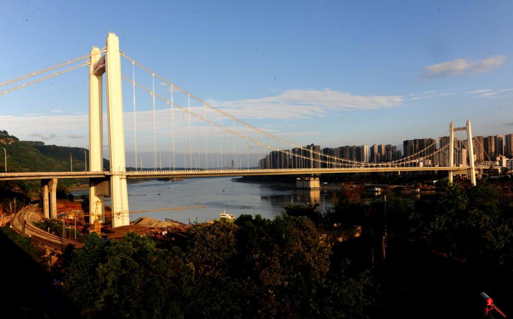 大桥南起江津中心城区的江津长江公路大桥南桥头,向北穿过艾坪