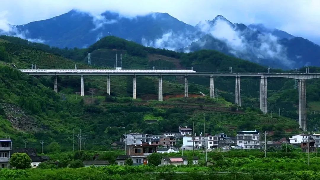 乘上貴廣高鐵坐賞廣西醉美風景央視坐著高鐵看中國關注貴廣高鐵