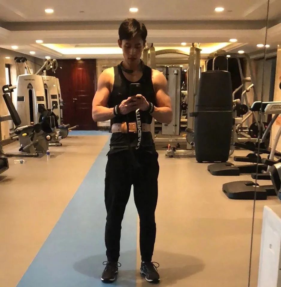 33岁魏晨大秀健身照从清秀小生到硬汉猛男他是怎么走过这10年