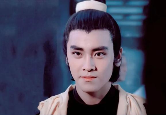 不论是古装扮相还是现代扮相,年轻时的尔冬升都能驾驭得相得益彰.