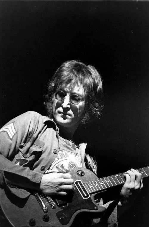 约翰·列侬80岁了:因为他,我们相信理想主义曾经存在