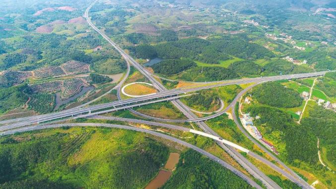 西九龙站高铁在2019年正式通车,加上贵广高铁与南广高铁交汇站的基础