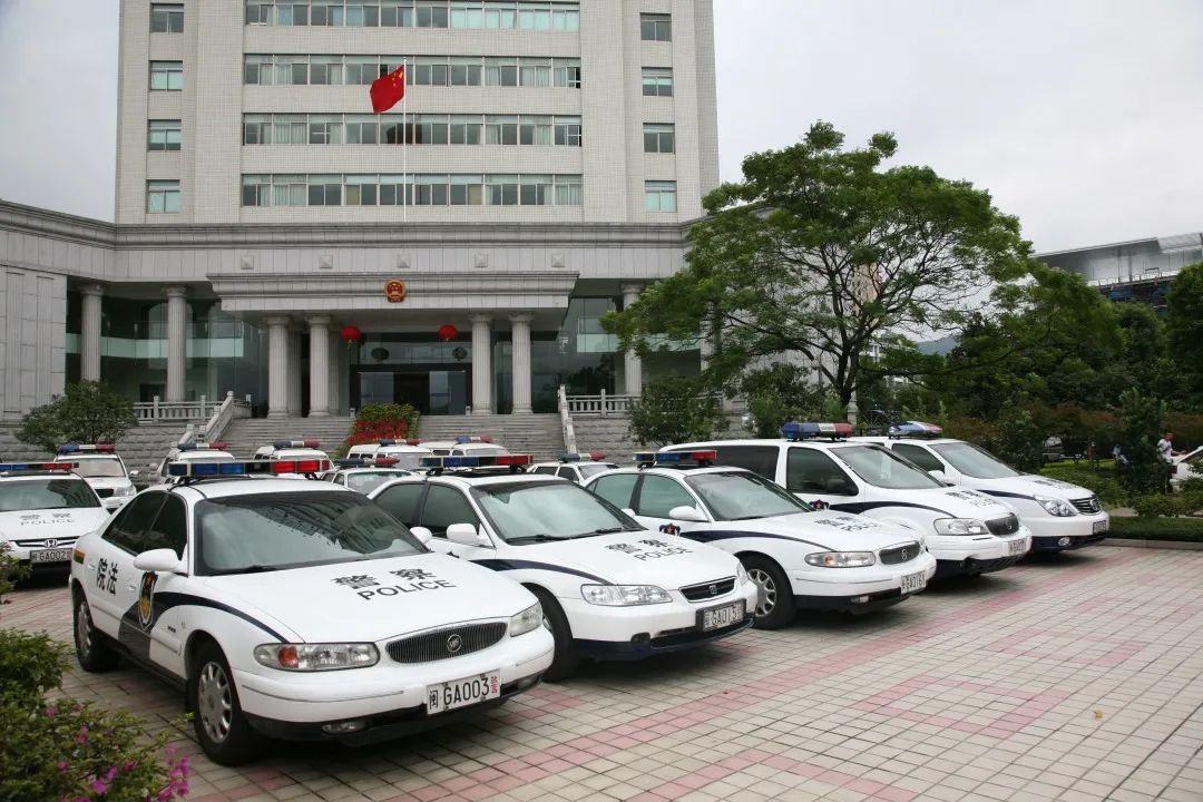 80年代中期,上级法院统一给基层法院配置了警车.