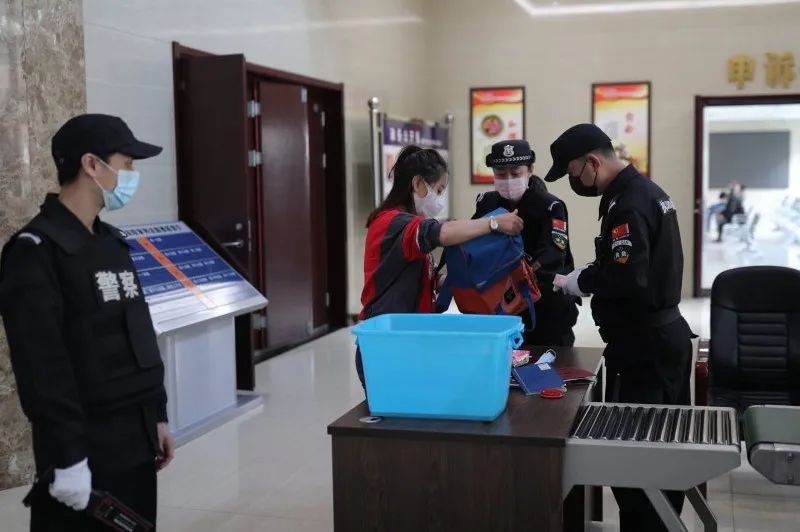 00,刑一庭三位法官就已启程,他们奔赴通化市看守所,在那里现场开庭